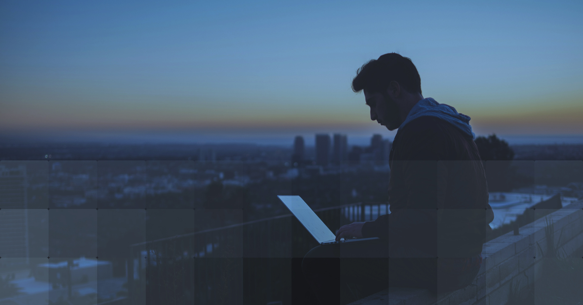 Headerbild Home Mann auf Dach mit Laptop