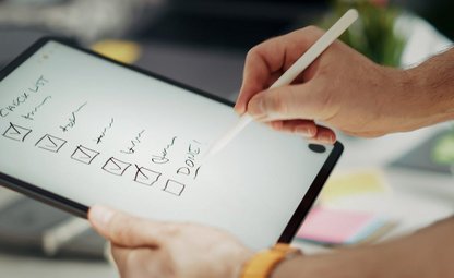 Handgeschriebene Checkliste auf einem Tablet